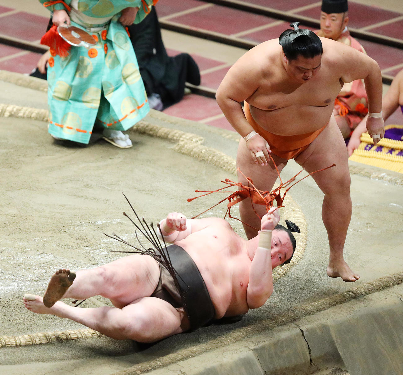 土俵際、白鵬を突き落としで破った御嶽海（撮影・中島郁夫）