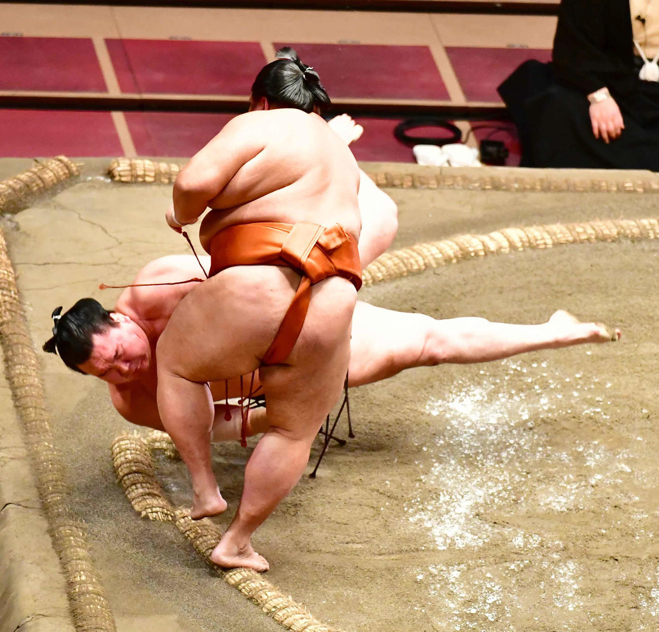 白鵬（奥）は御嶽海に突き落としで敗れる（撮影・小沢裕）