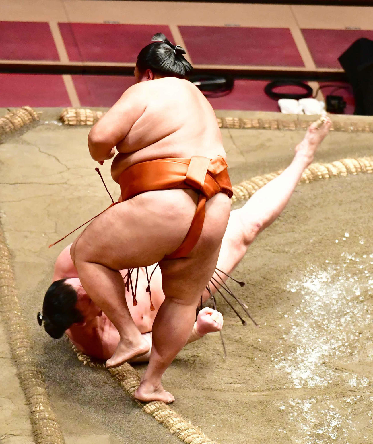 白鵬（奥）は御嶽海に突き落としで敗れる（撮影・小沢裕）