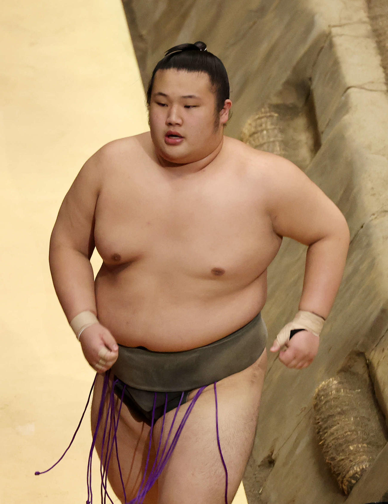 魁鵬を肩透かしで破り土俵を引き揚げる吉井（撮影・鈴木正人）