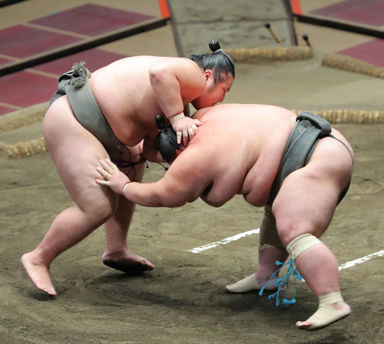 魁鵬（右）を攻める吉井（撮影・河田真司）　