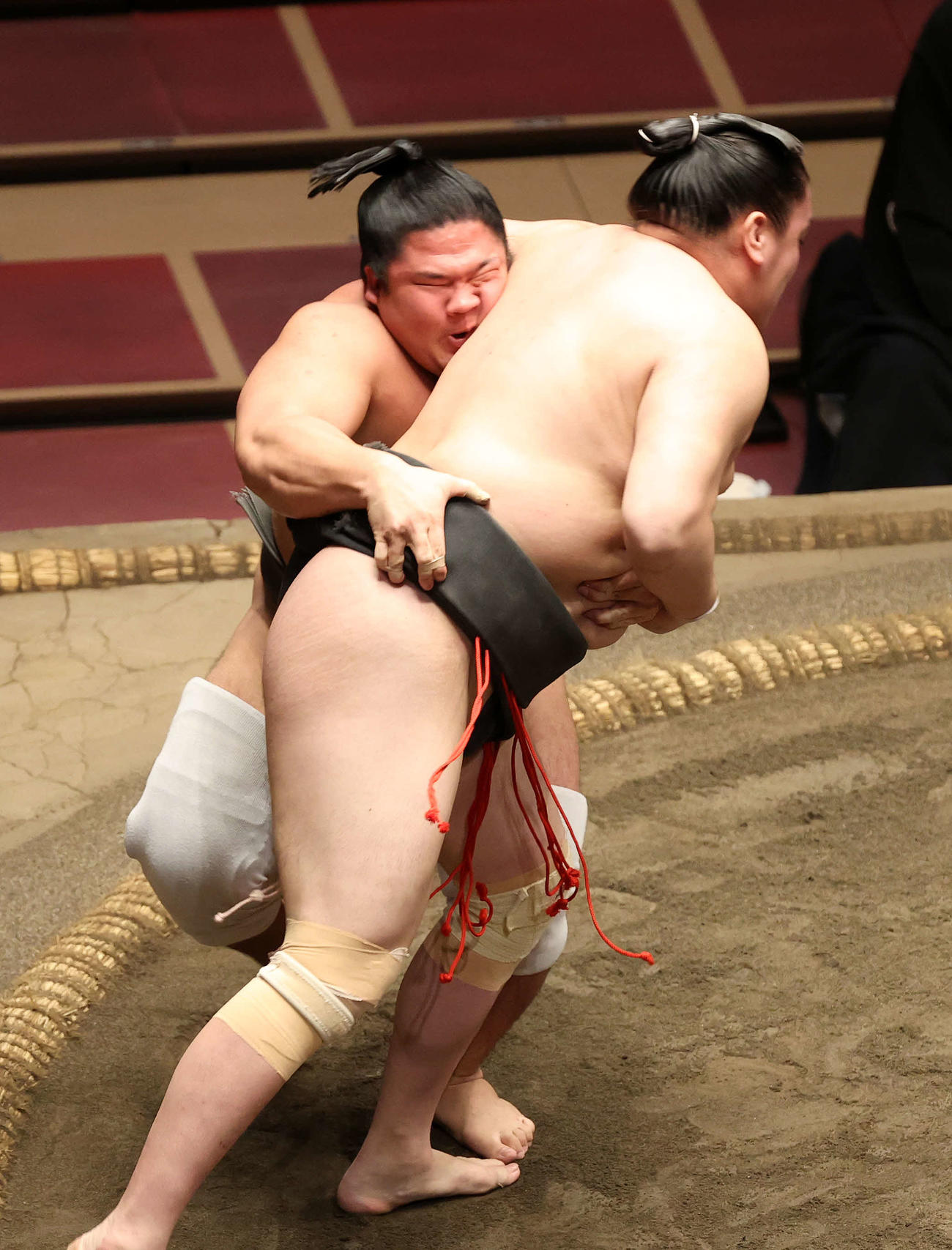 一山本（手前）を激しく攻める宇良（撮影・鈴木正人）