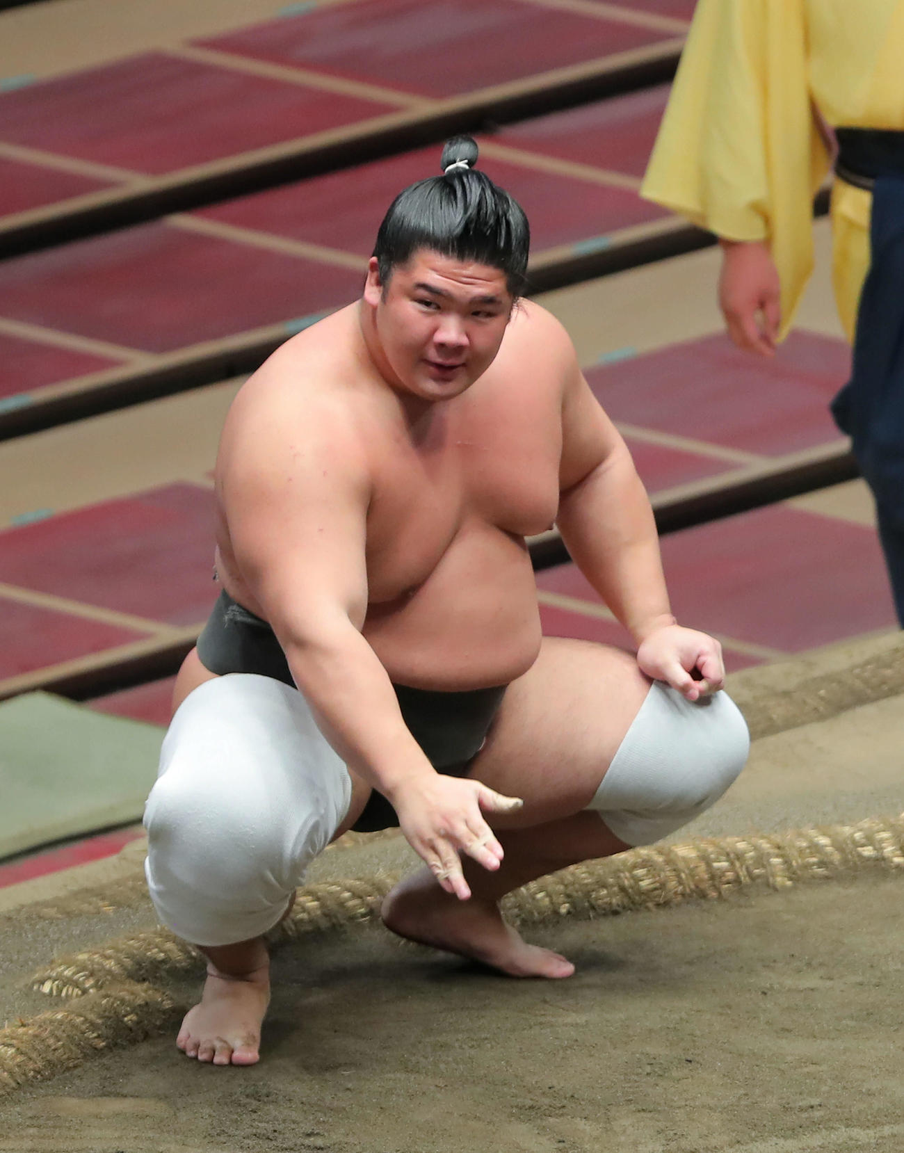 一山本を破り勝ち名乗りを受ける宇良（撮影・河田真司）