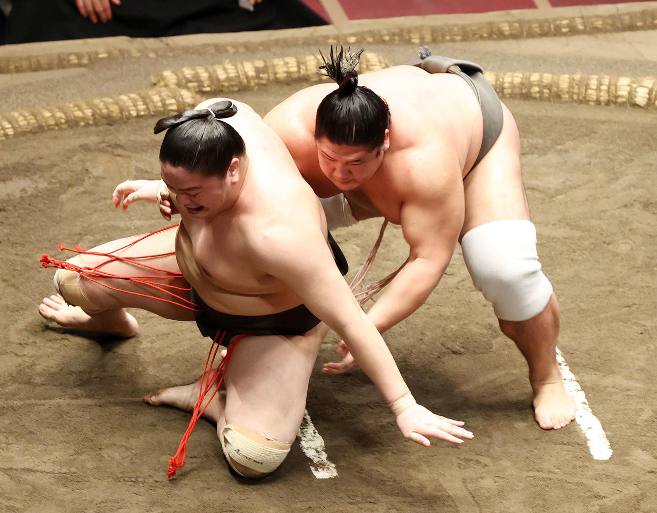 一山本（左）を送り引き落としで破る宇良（撮影・鈴木正人）