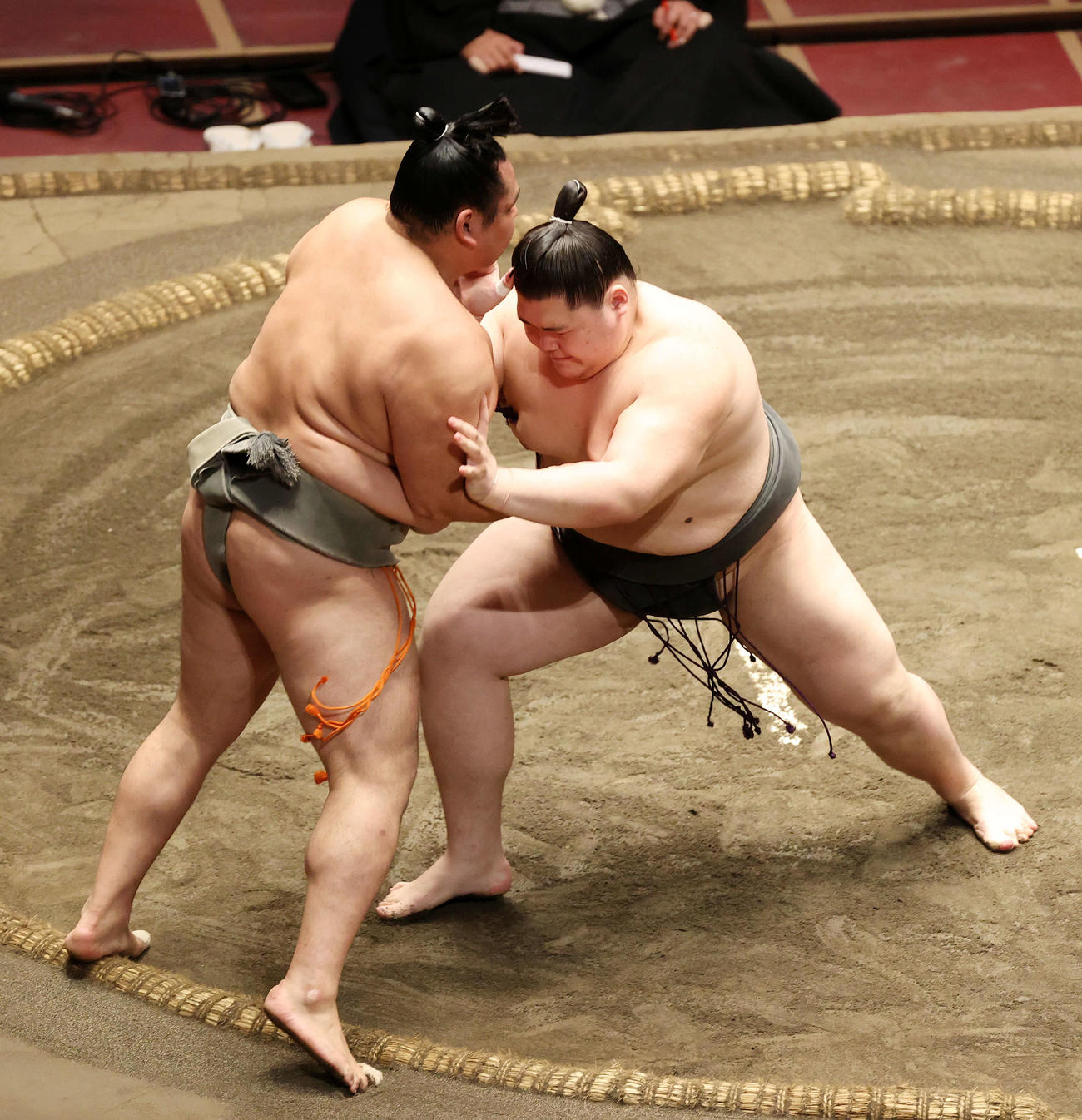 宝香鵬（左）を押し出しで破る納谷（撮影・鈴木正人）