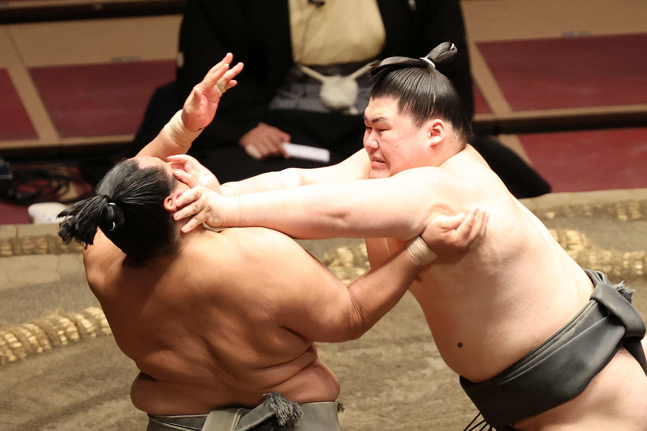 宝香鵬（左）を激しく攻める納谷（撮影・鈴木正人）
