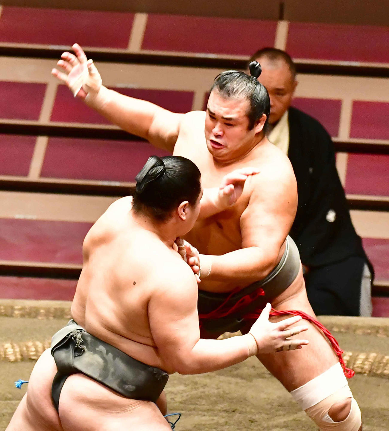 栃清龍（左）を突き押しで攻める千代の国（撮影・小沢裕）
