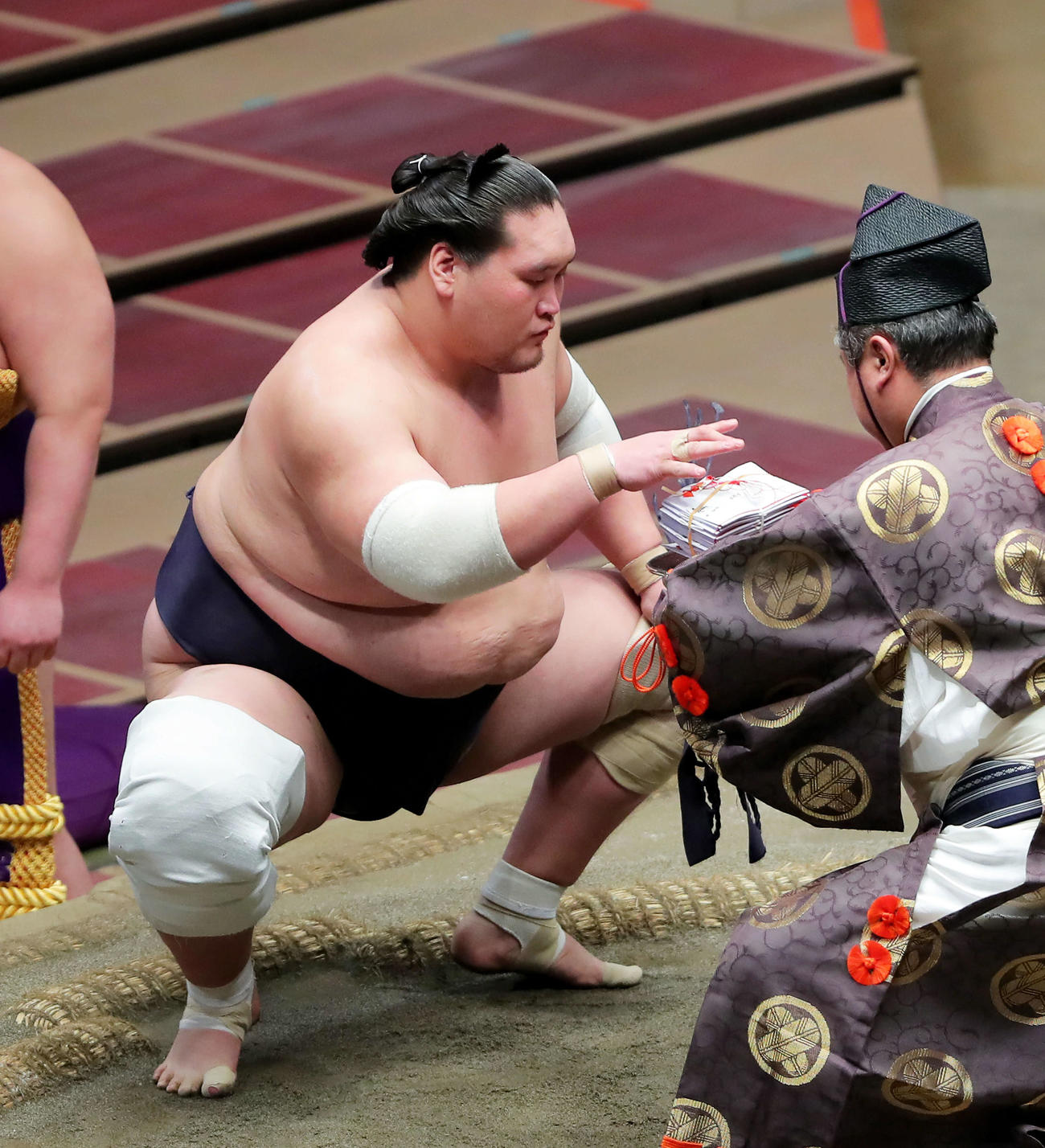 朝乃山を破り、懸賞金の束を手にする照ノ富士（撮影・河田真司）
