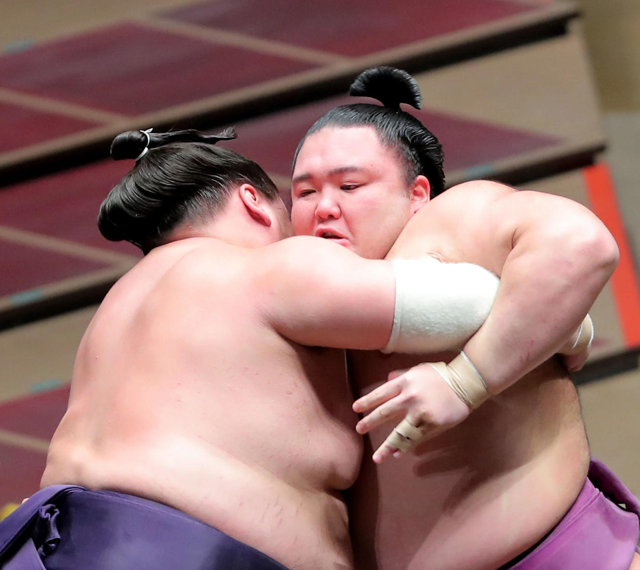照ノ富士（左）の攻めに耐える朝乃山（撮影・河田真司）