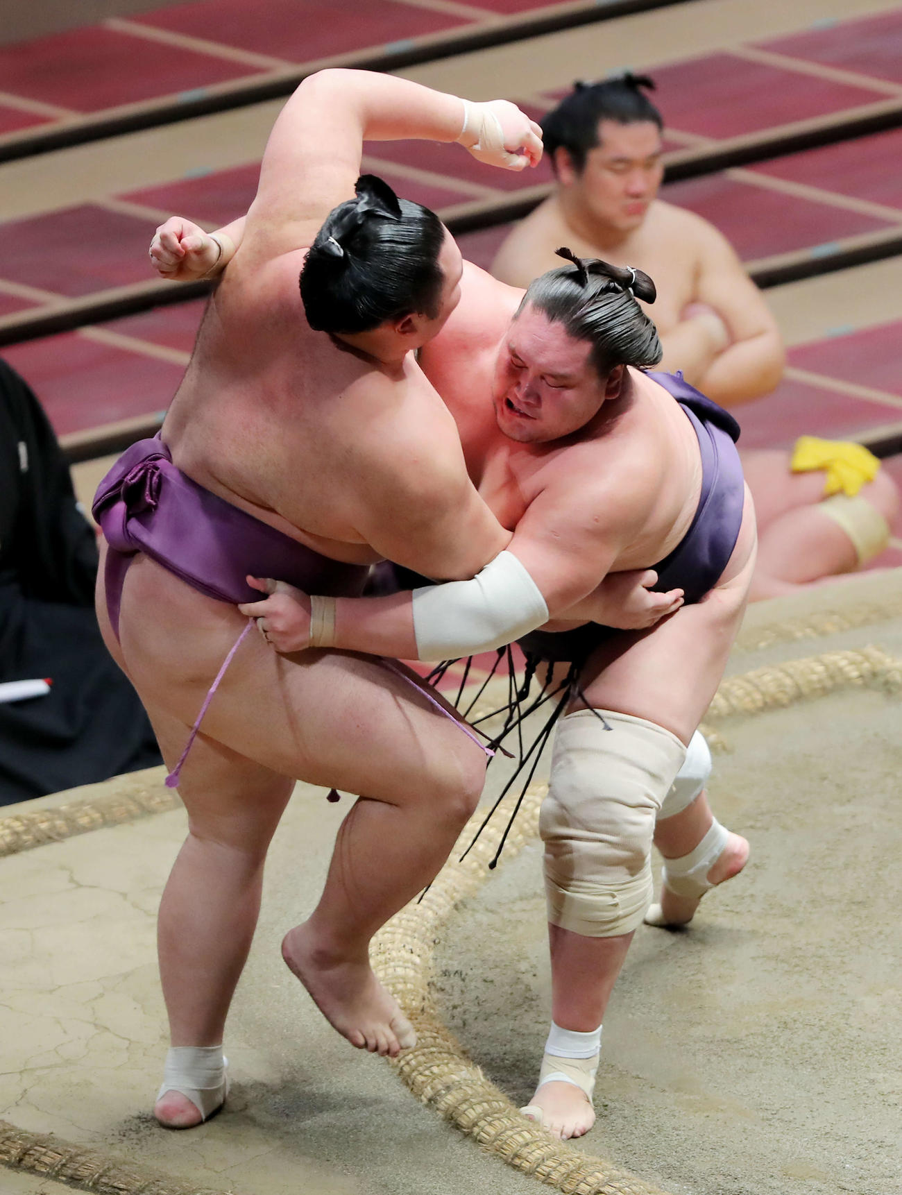 朝乃山（左）を寄り切りで破る照ノ富士（撮影・河田真司）