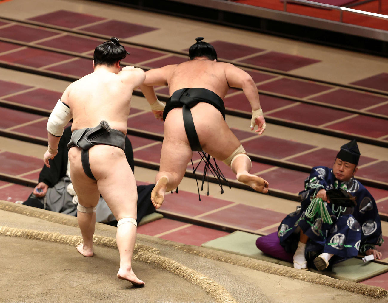 送り出しで破れ、土俵下に吹っ飛ばされる千代の海（撮影・鈴木正人）
