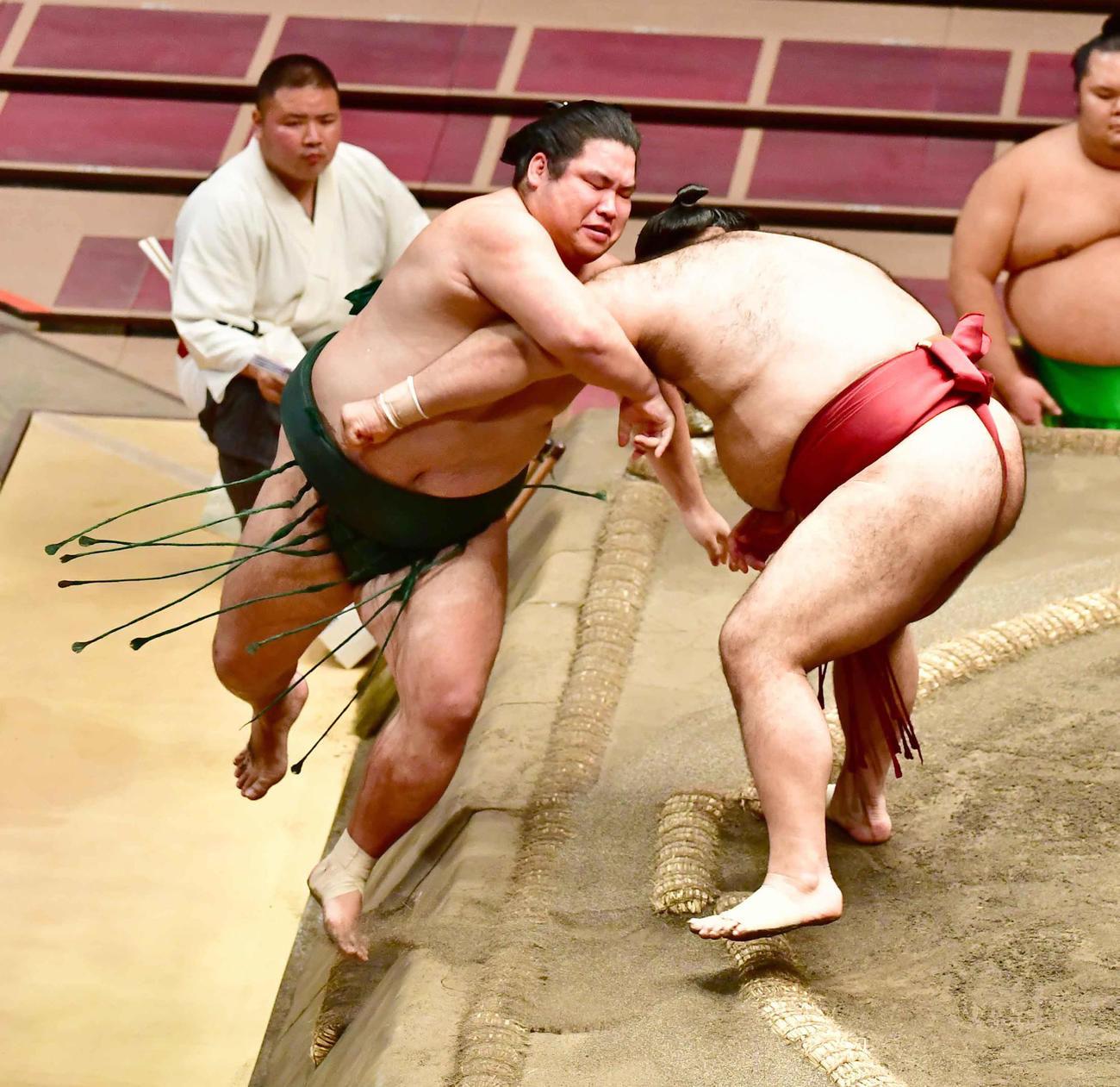 高安に敗れ、土俵下に滑り落ちる錦木（撮影・小沢裕）