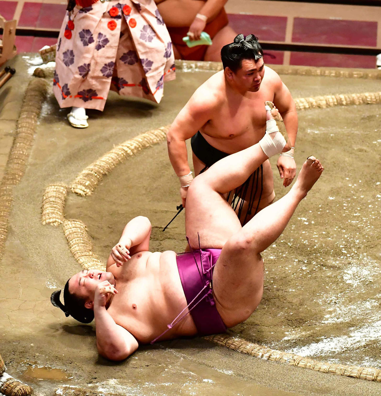 朝乃山（左）は足取りで照強に敗れる（撮影・小沢裕）
