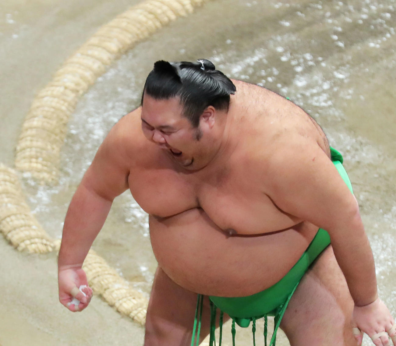 塩を手に大きく口を開ける千代丸（撮影・河田真司）