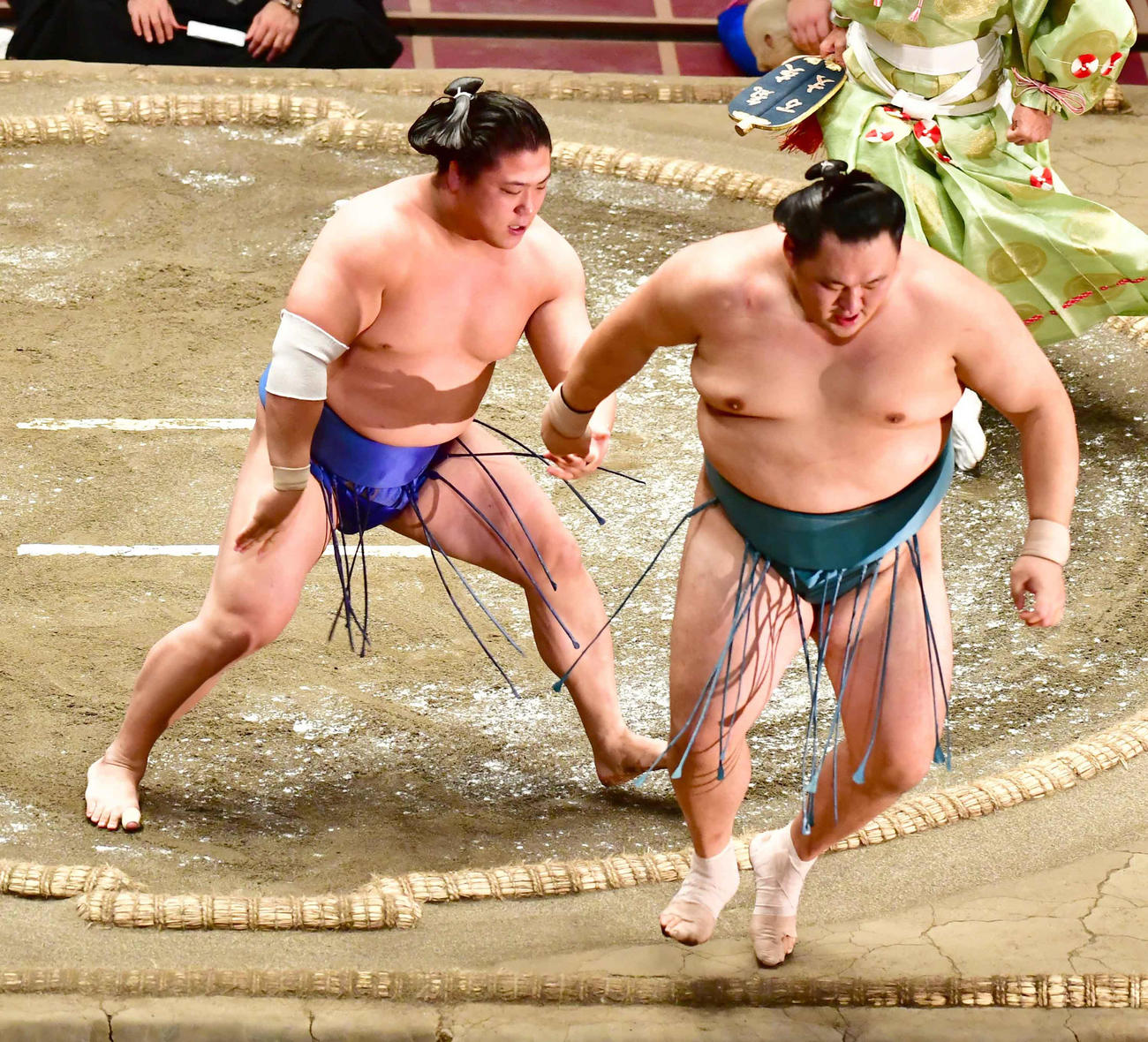 若隆景（左）は押し出しで玉鷲を破る（撮影・小沢裕）