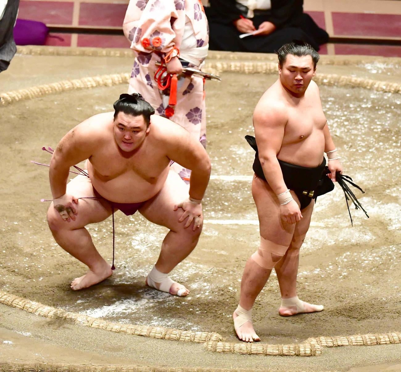 照強の変化についていけず敗れた朝乃山、土俵上でしばしぼう然とする（撮影・小沢裕）