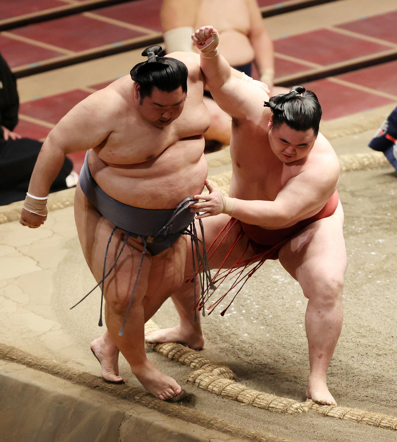 徳勝龍（左）を押し出しで破る隆の勝（撮影・鈴木正人）