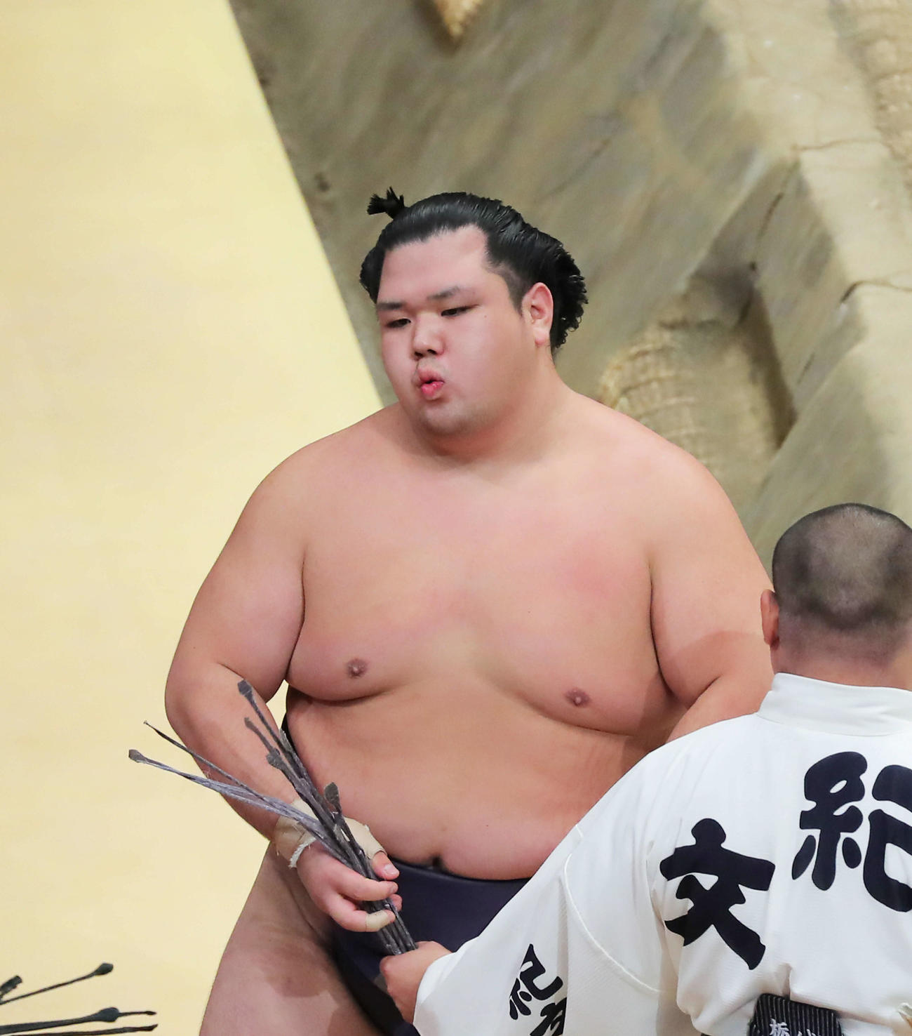 勢を破り、口をすぼめながら土俵から引き揚げる阿武咲（撮影・河田真司）　　　