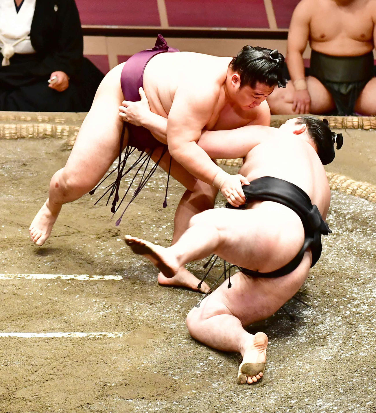 遠藤（左）は竜電を上手投げで破る（撮影・小沢裕）