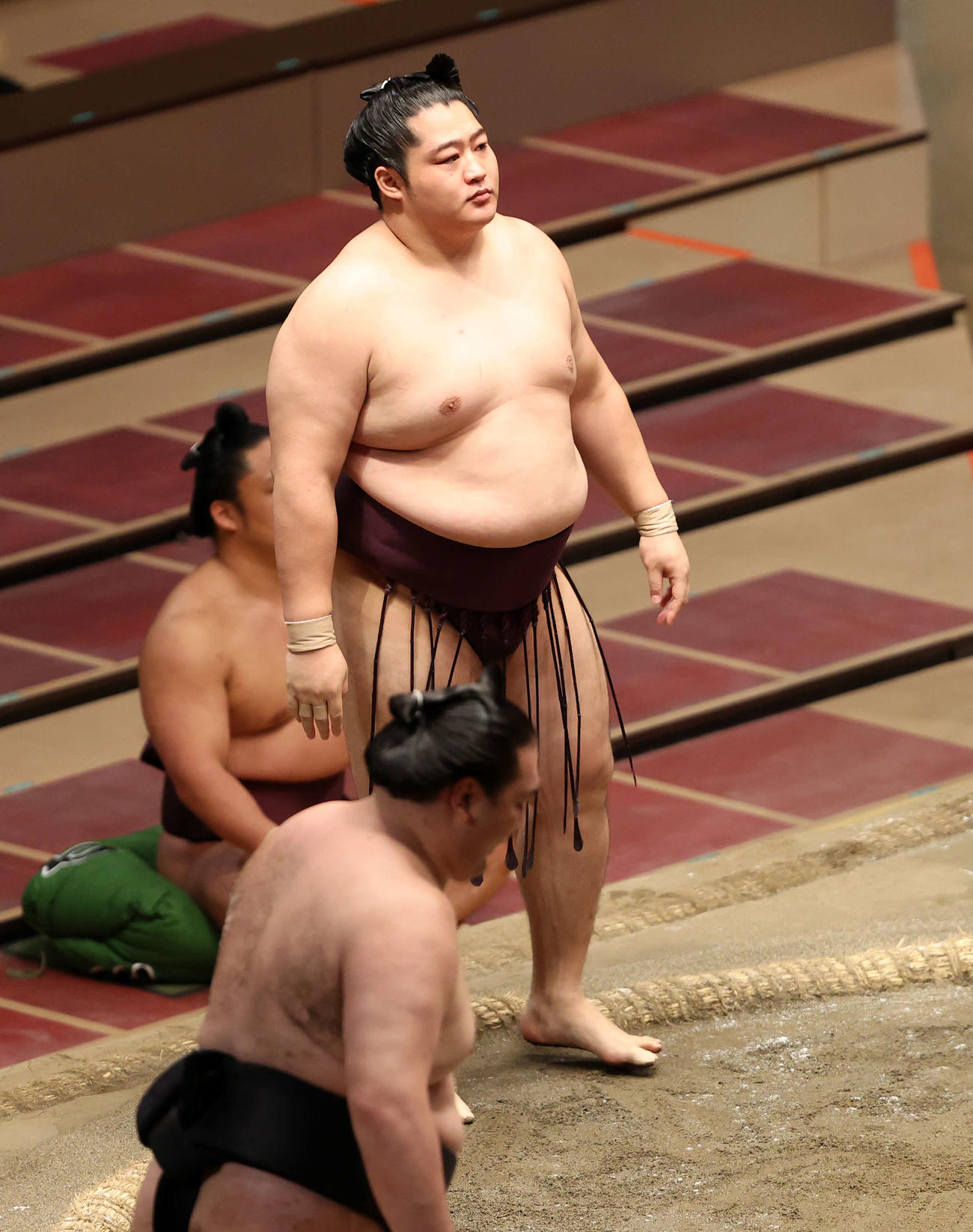 上手投げで破り、充足した表情を見せる遠藤（撮影・鈴木正人）