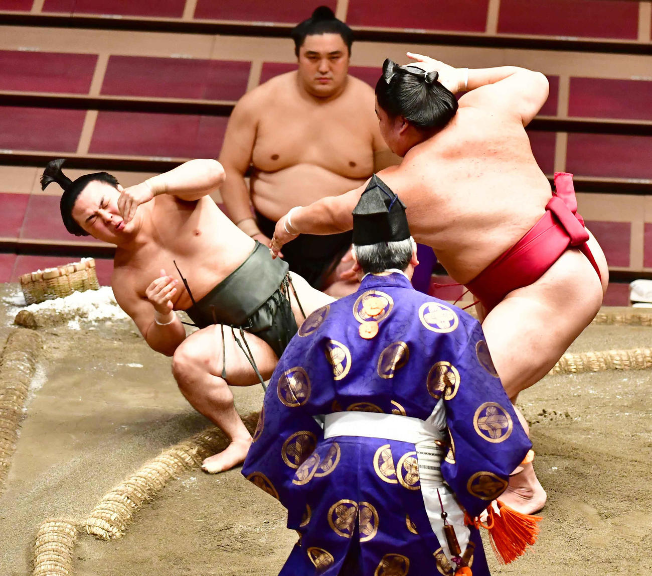 土俵際で踏ん張る炎鵬（撮影・小沢裕）