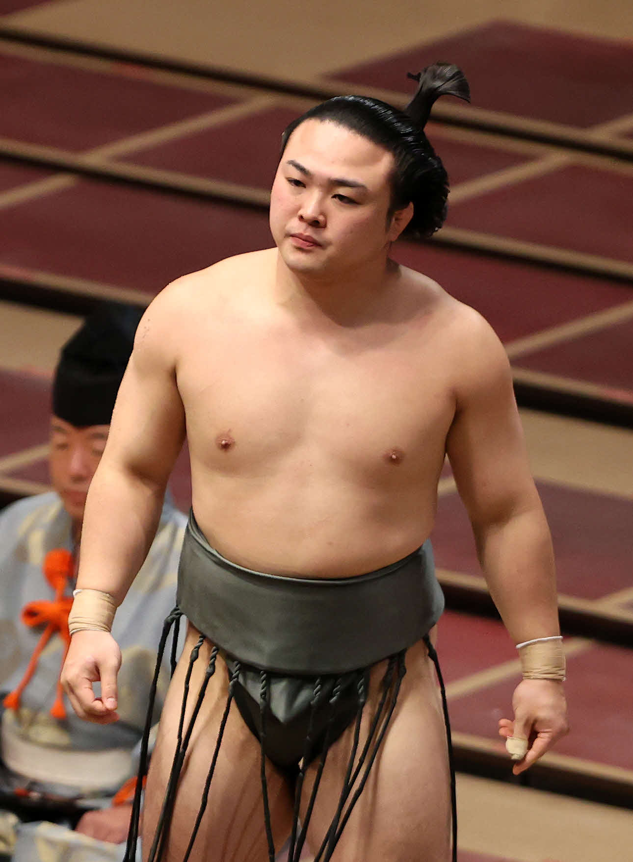 大栄翔に突き倒しで敗れ、悄然とする炎鵬（撮影・鈴木正人）