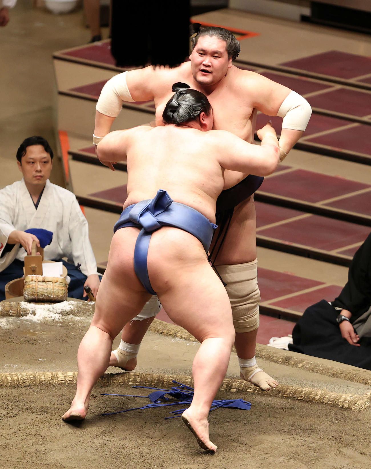 土俵際の攻防　正代（手前）が照ノ富士を攻める（撮影・鈴木正人）