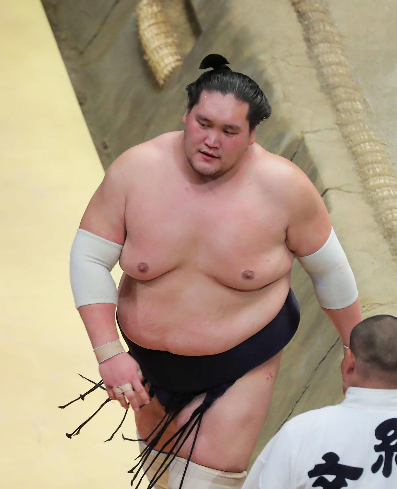 正代に敗れ土俵から引き揚げる照ノ富士（撮影・河田真司）