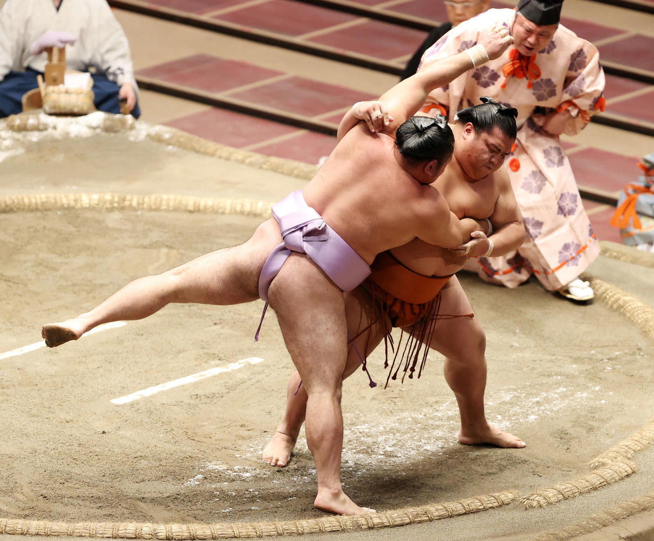 琴恵光（左）をすくい投げで破る御嶽海（撮影・鈴木正人）