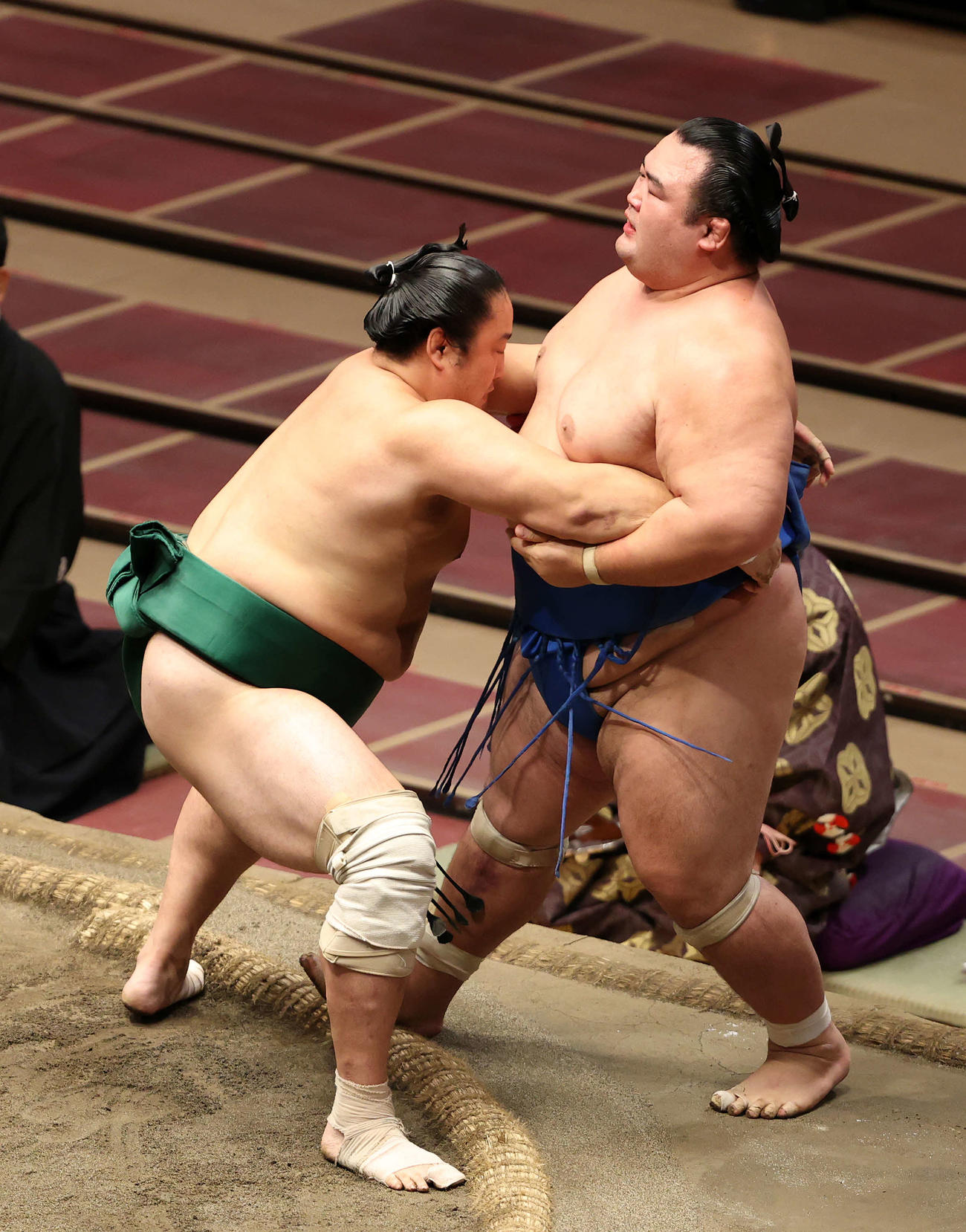 琴奨菊（右）を寄り切りで破る佐田の海（撮影・鈴木正人）
