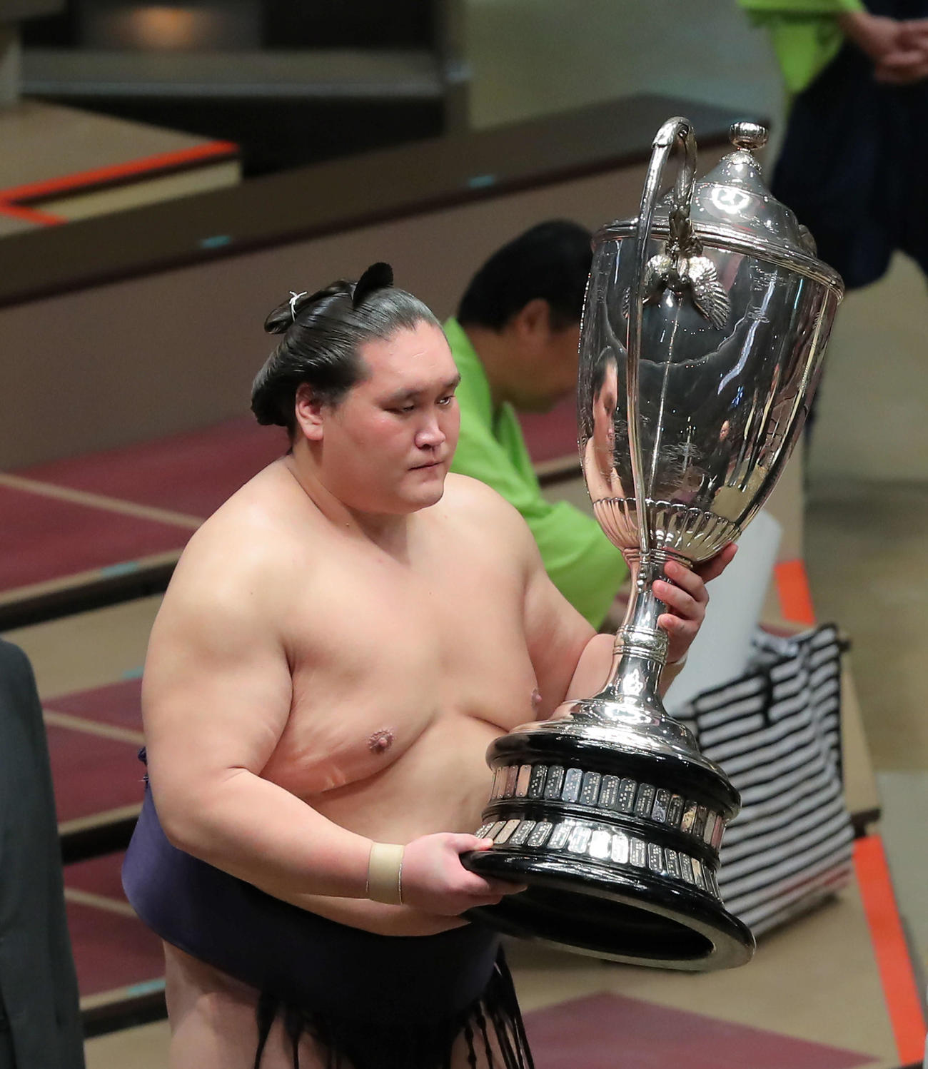 2020年8月2日　幕尻優勝を果たし賜杯を手にする照ノ富士（撮影・河田真司）　