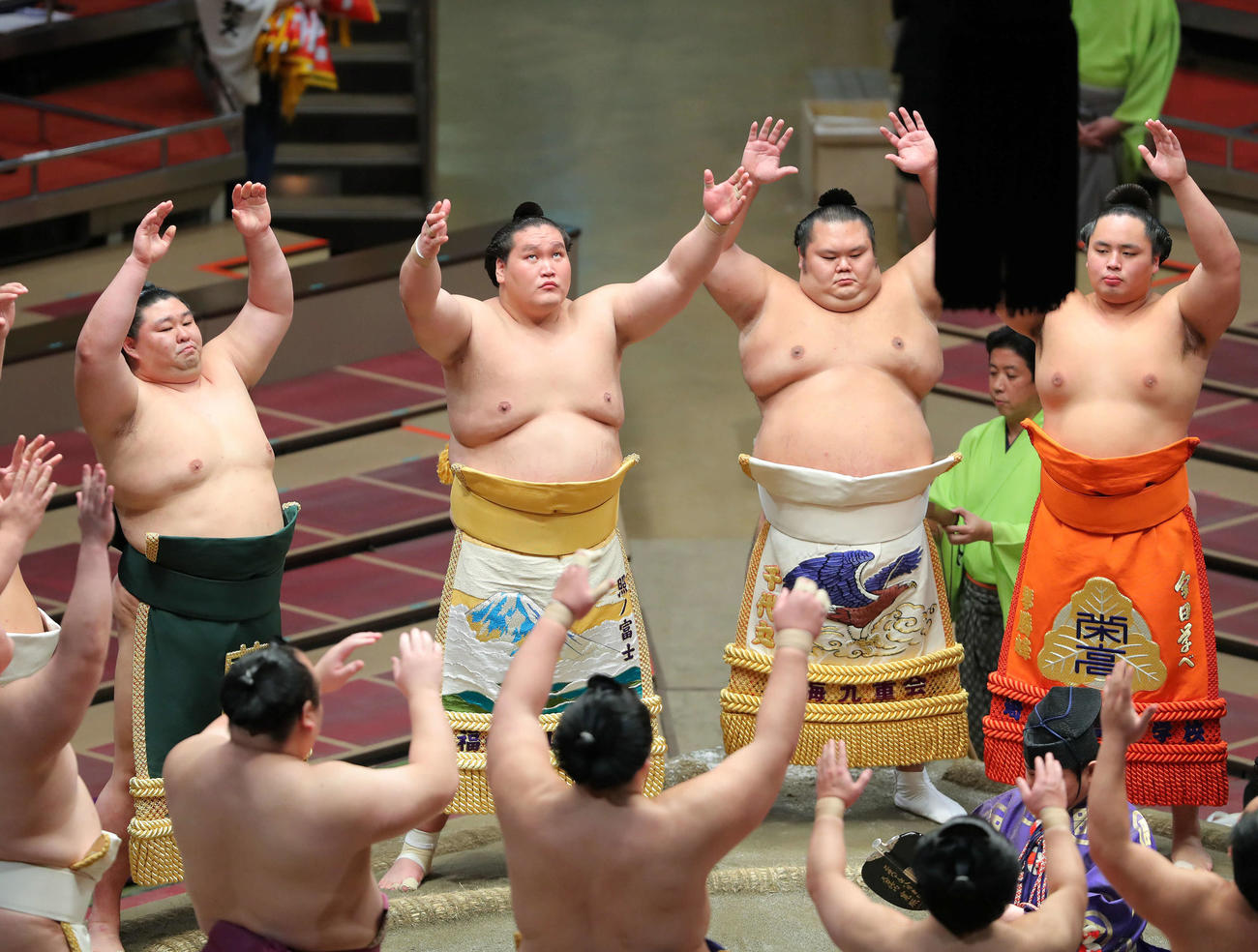 2020年8月2日　大相撲7月場所千秋楽の幕内土俵入りに臨む左から正代、照ノ富士、千代丸、琴勝峰（撮影・河田真司）