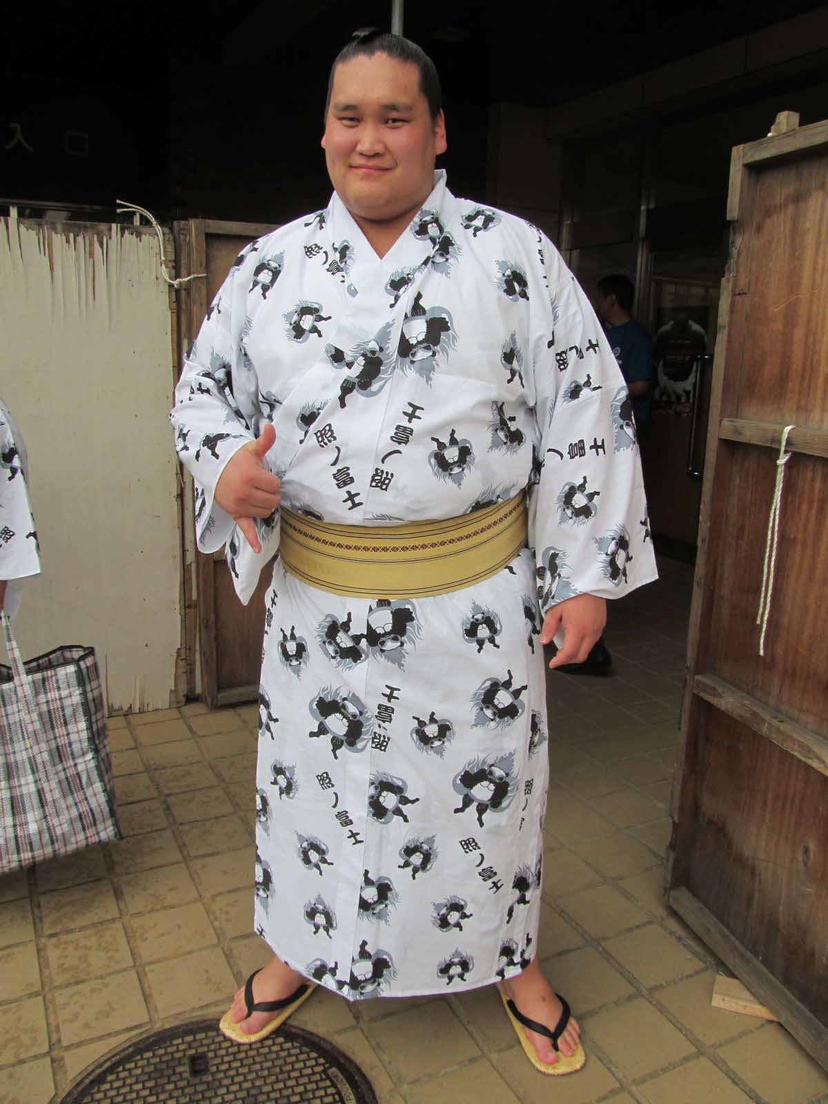シロクマをデザインした自分の反物でつくった浴衣を着る照ノ富士（14年7月）