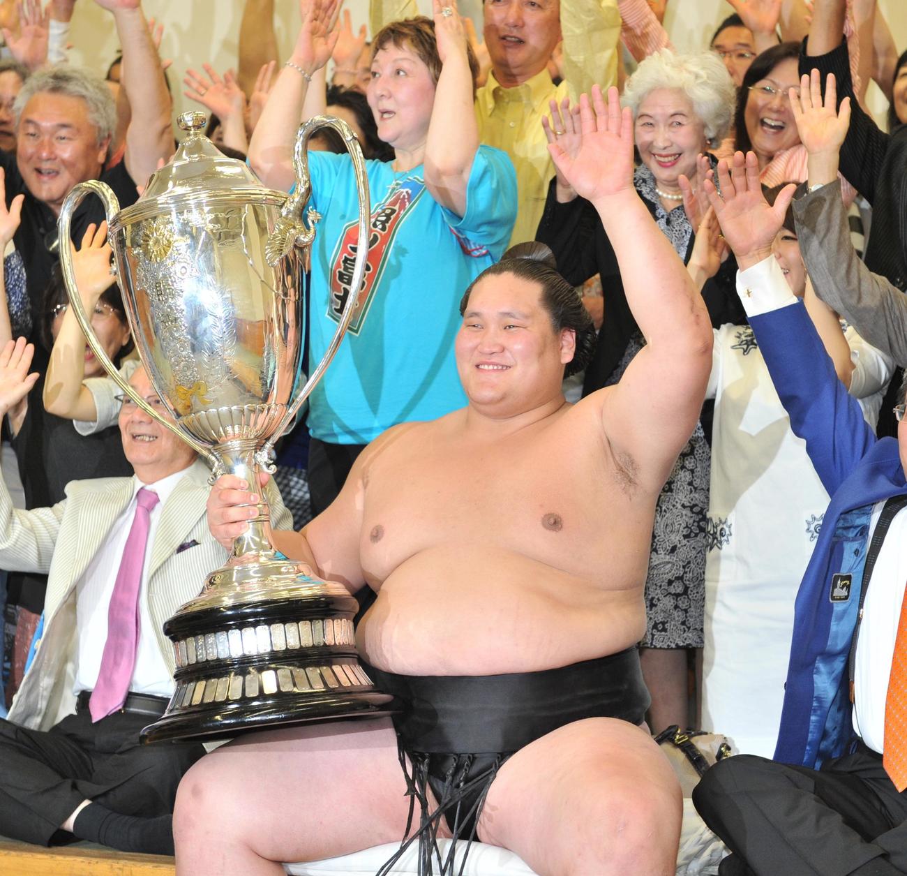 初優勝を飾った照ノ富士は、賜杯を手に笑顔でバンザイ（15年5月）