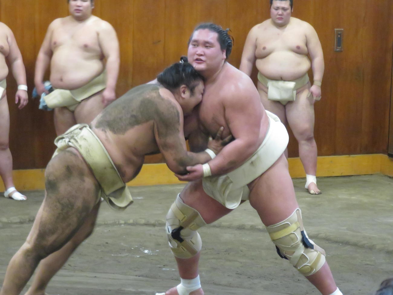 2019年12月26日　時津風部屋出稽古霧馬山（左）に、ぶつかり稽古で胸を出す照ノ富士