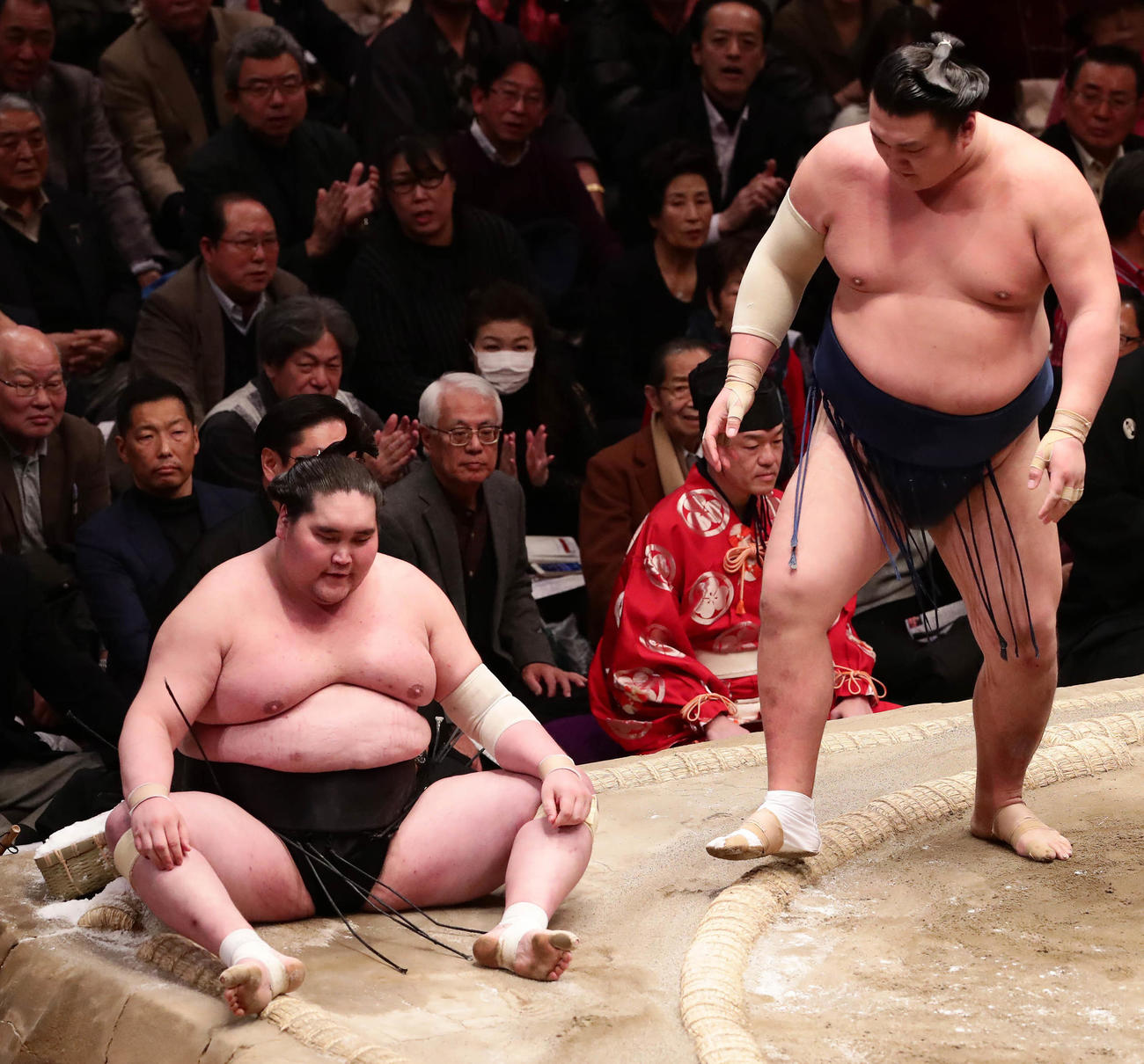 勢に寄り倒しで敗れて座り込む照ノ富士（左）（撮影・丹羽敏通）