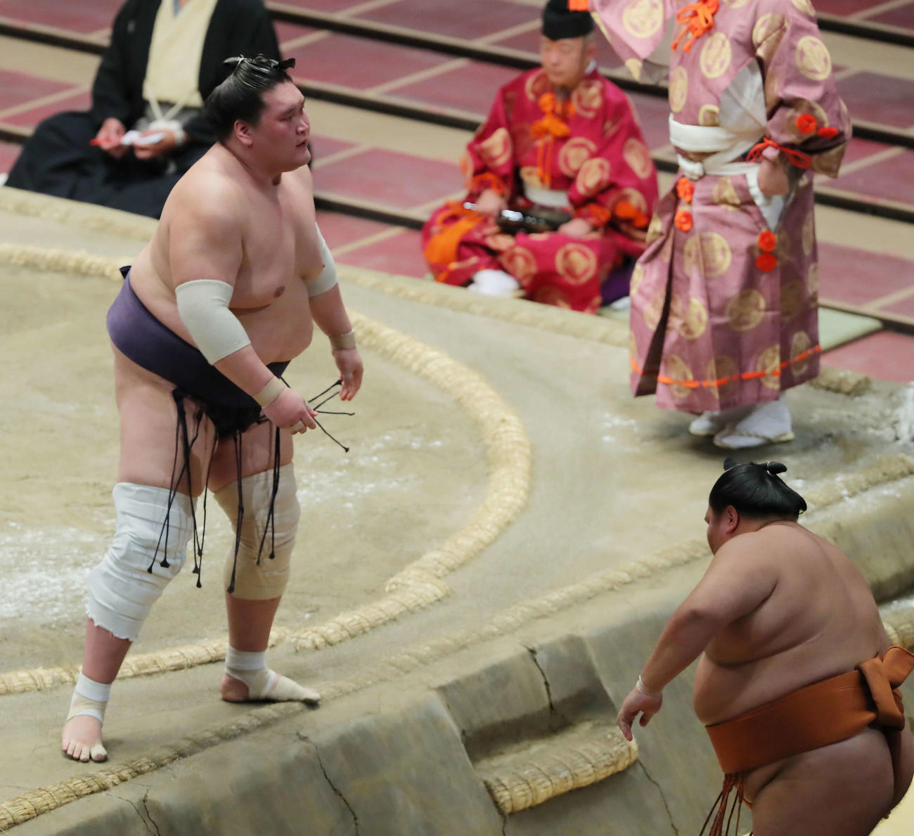 御嶽海（右）を寄り切りで破る照ノ富士（撮影・河田真司）