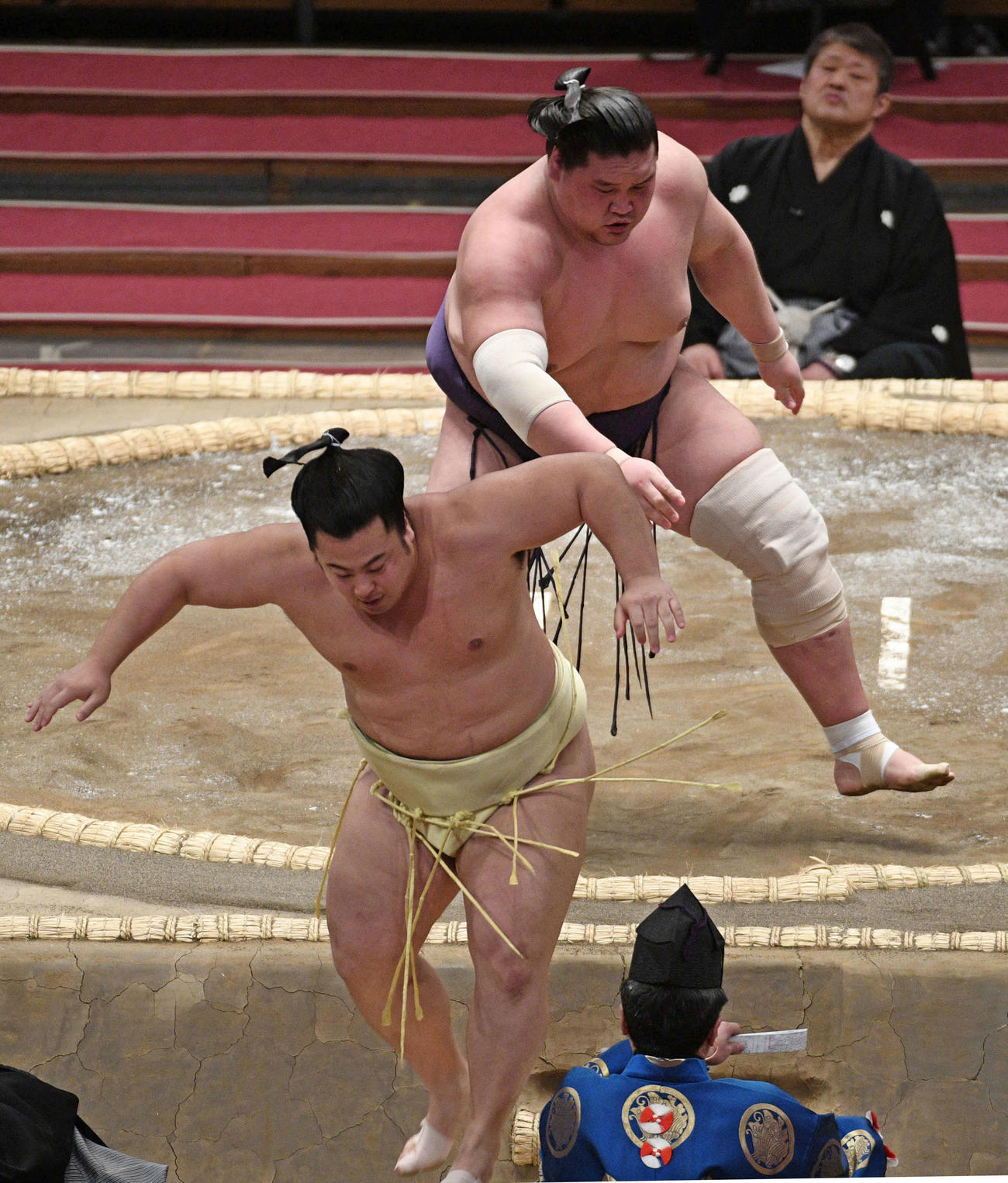 翔猿を送り出しで下した照ノ富士（後方）（20年3月9日）