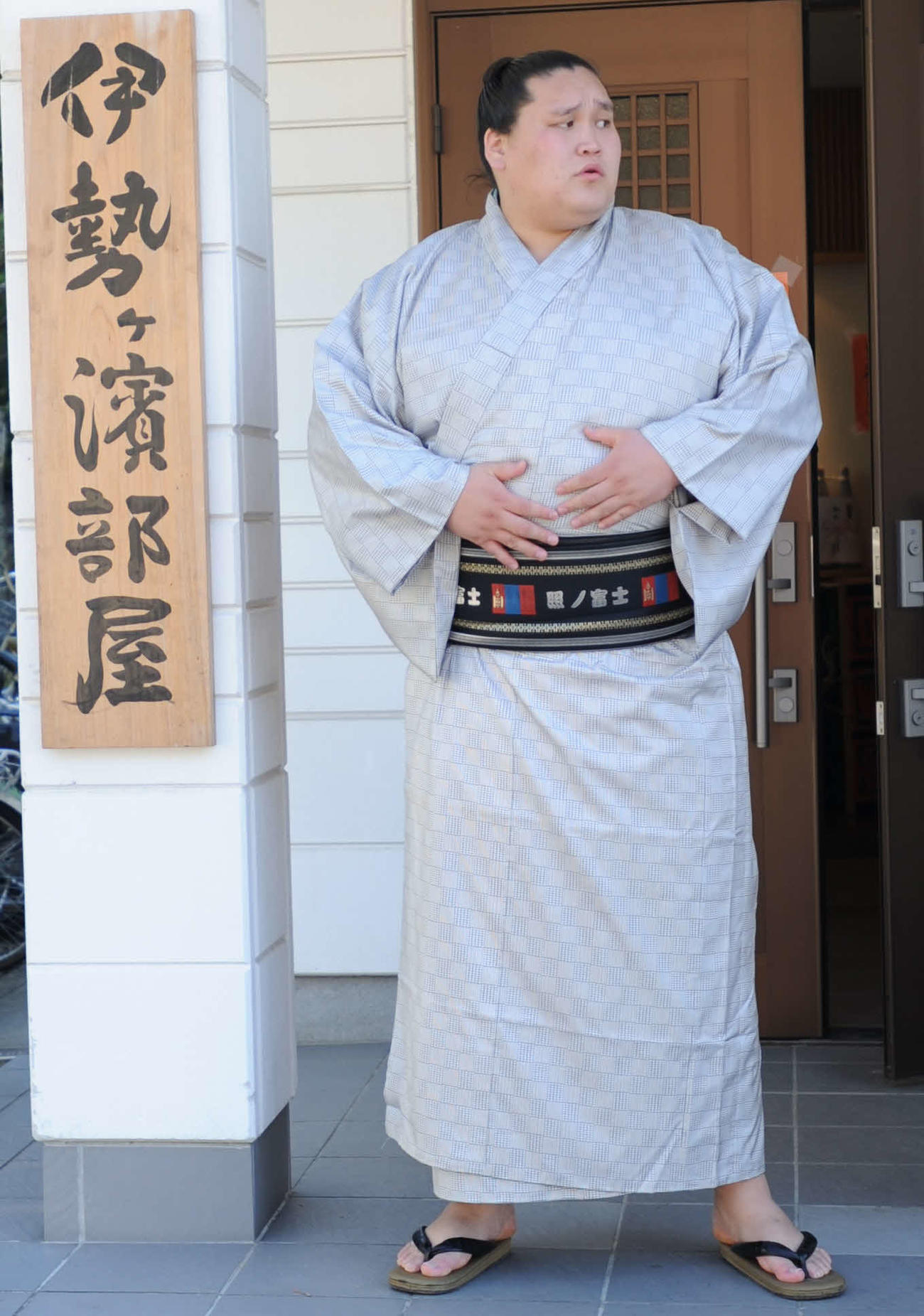 2015年11月5日　伊勢ケ浜部屋稽古　部屋を出る大関照ノ富士