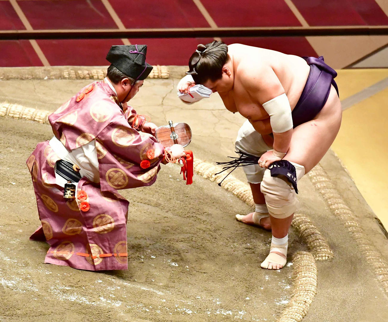 手にした懸賞を額に当てる照ノ富士（撮影・小沢裕）