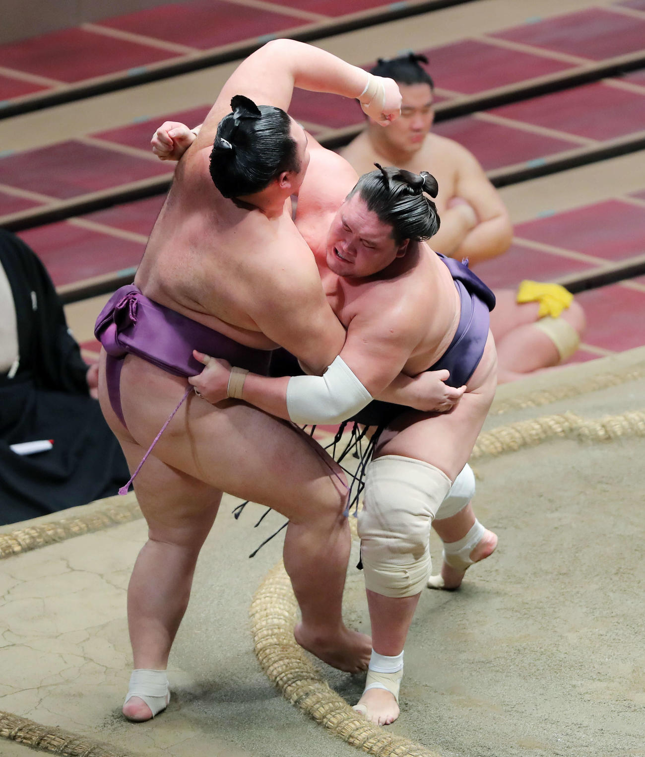 2020年7月31日　大相撲7月場所　13日目　大関朝乃山（左）を寄り切りで破る照ノ富士（撮影・河田真司）