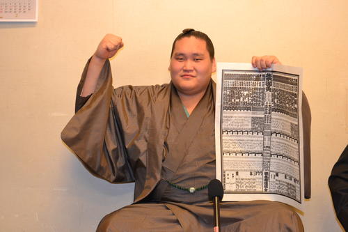 新入幕が決まり番付表を手にガッツポーズする照ノ富士(14年2月24日)