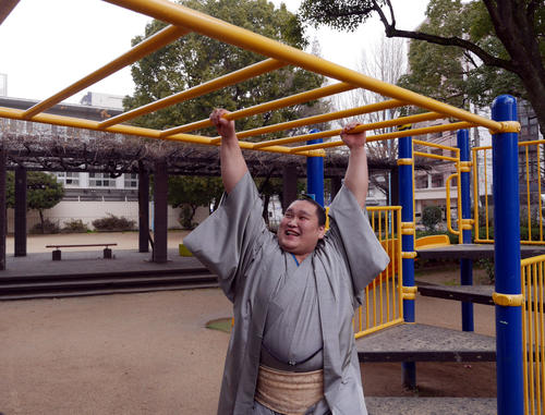童心に帰って、部屋近くの公園で雲梯(うんてい)をつかむ新関脇の照ノ富士(15年2月)