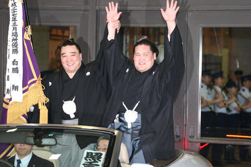 パレードに出発する照ノ富士(右)と旗手を務める日馬富士(15年5月)