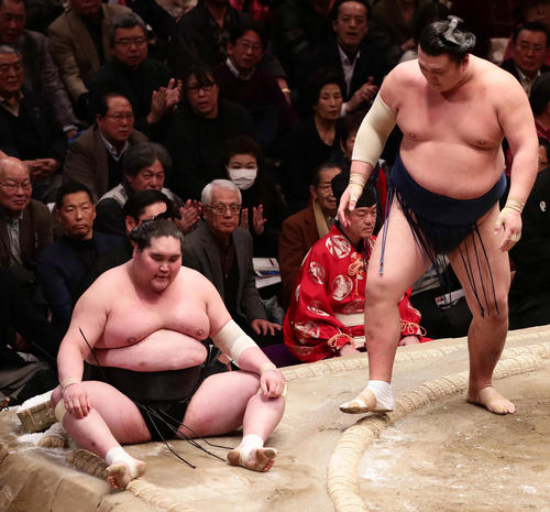 勢に寄り倒しで敗れて座り込む照ノ富士(左)(撮影・丹羽敏通)