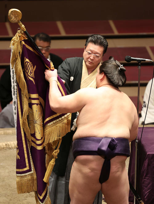 優勝旗を照ノ富士に渡す師匠の伊勢ケ浜親方(撮影・鈴木正人)