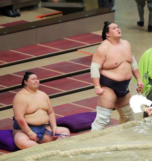 御嶽海を破り土俵下で天を仰ぐ照ノ富士(右)と、優勝を逃し静かに目を閉じる正代(撮影・河田真司)