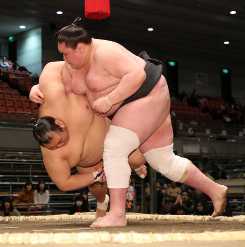 寺尾翔(左)をすくい投げで破る照ノ富士(19年3月16日)