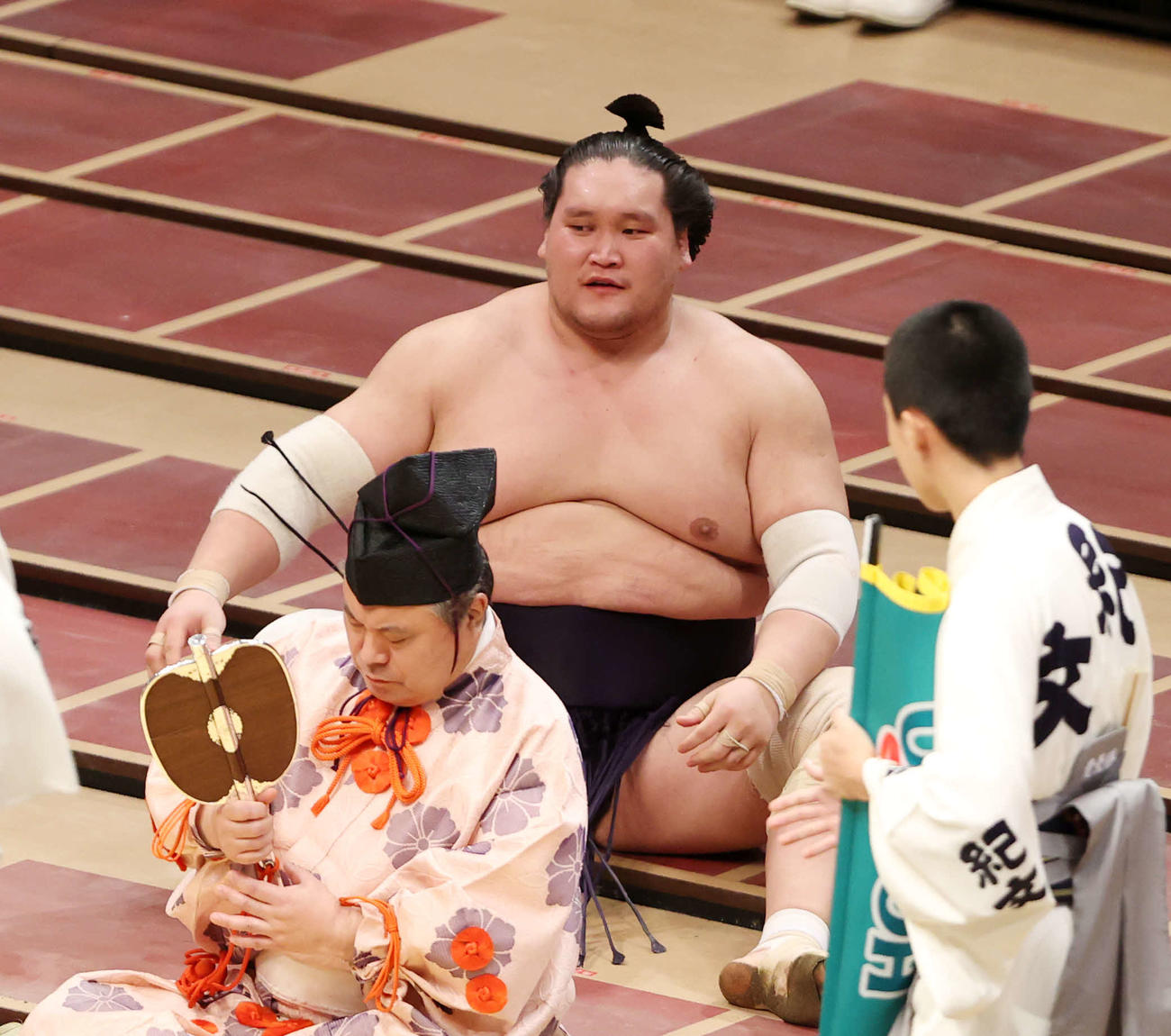正代に寄り切りで敗れ座り込む照ノ富士（撮影・鈴木正人）