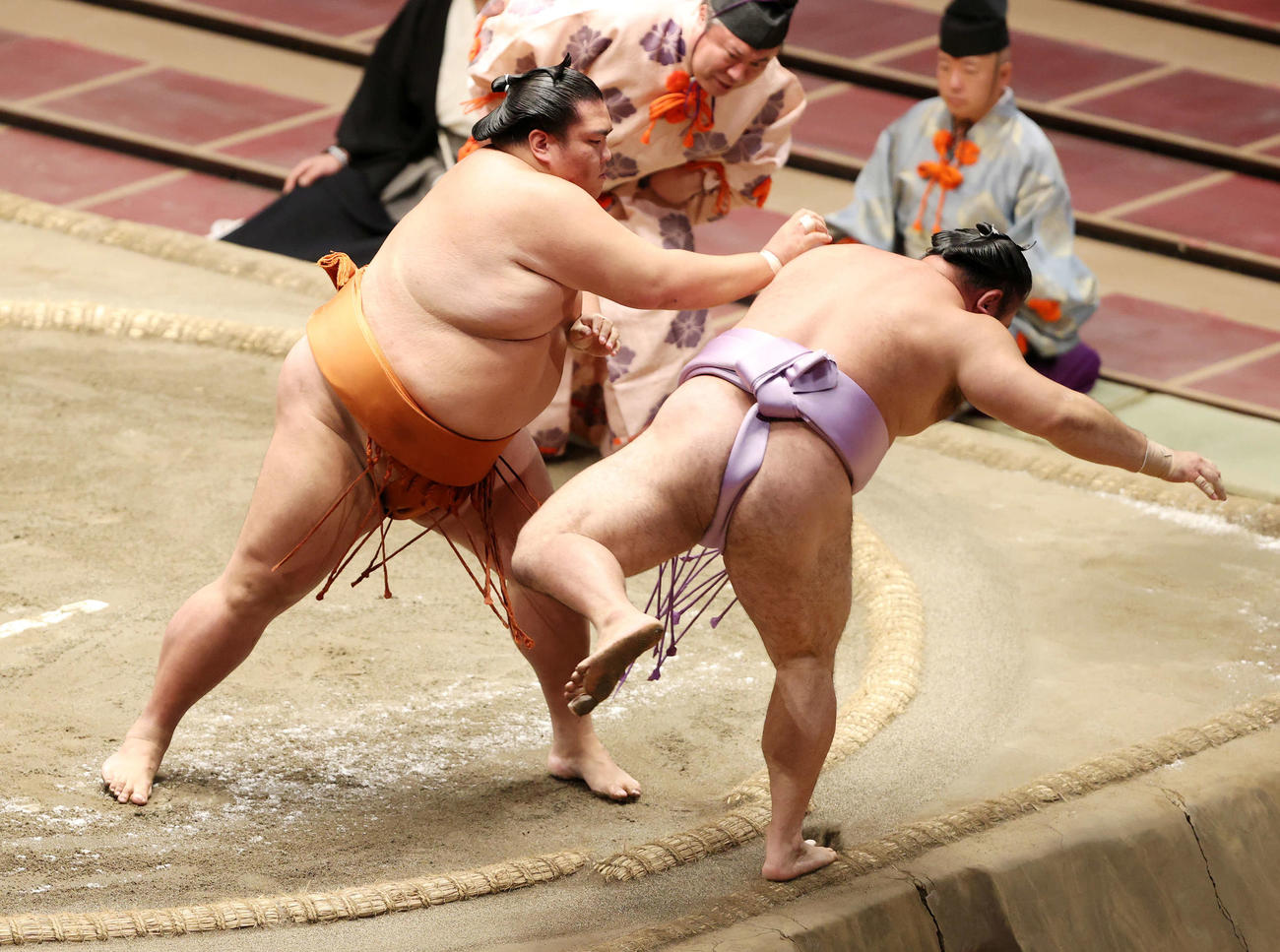 琴恵光（右）をすくい投げで破る御嶽海（撮影・鈴木正人）